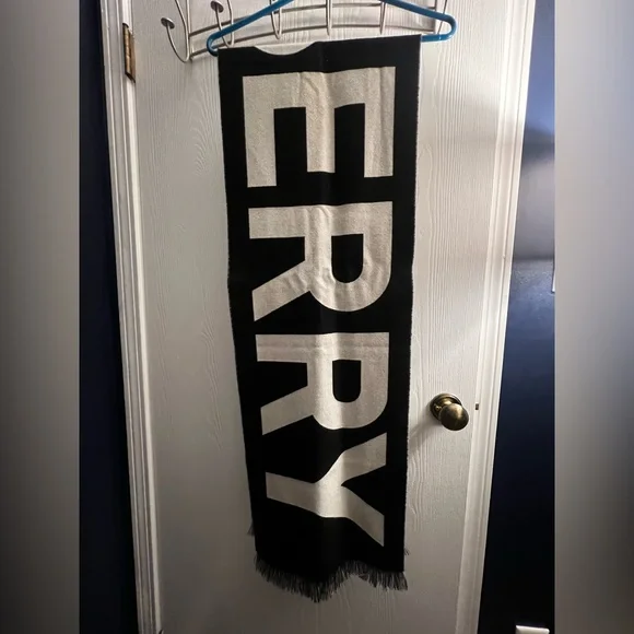 Burberry scarf Authentic - Picture 4 of 4